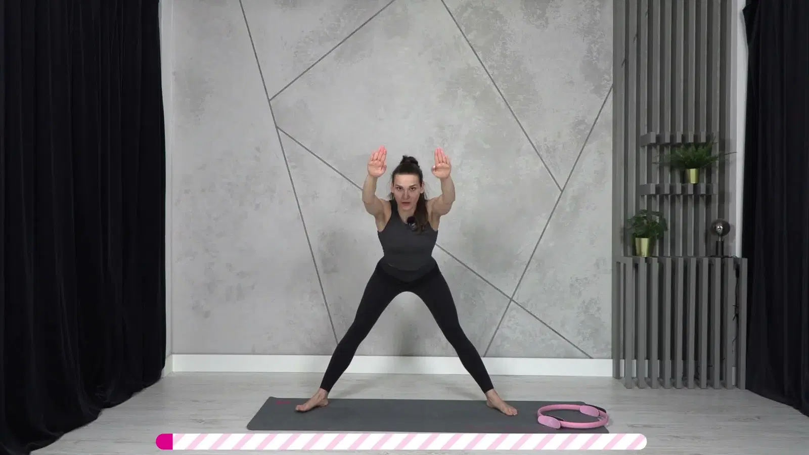 Kadr z treningu Pilates Flow: brzuch, talia, pośladki - płynny ruch ze sprzętem
