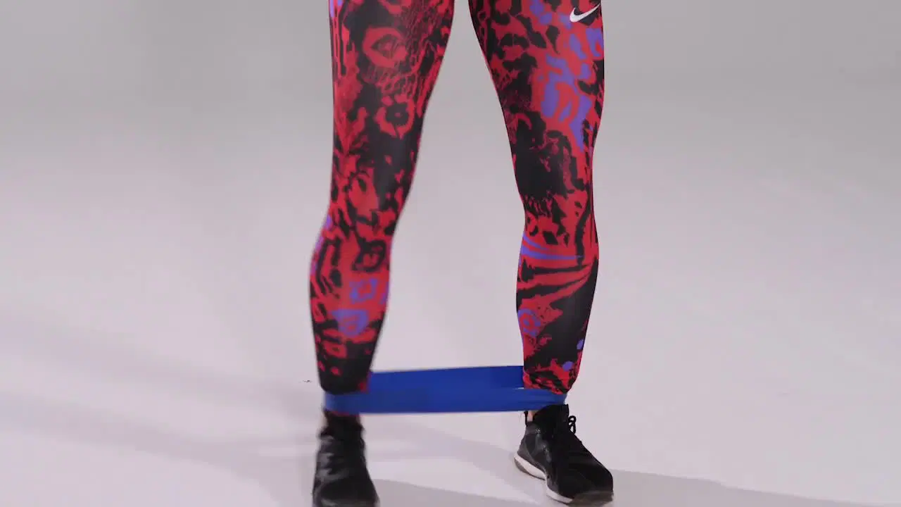 Kadr z treningu Aeroboks - cardio i stabilizacja z gumą hip band
