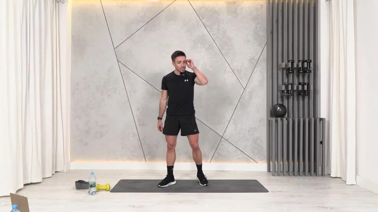 Kadr z treningu Power cardio and ABS - cardio funkcjonalne z ciężarkami i gumą hip band