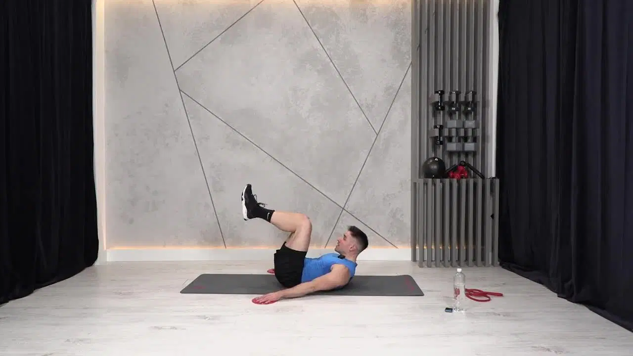 Kadr z treningu Burn and ABS - interwały i kontrola z gumą power band i slide dyskami
