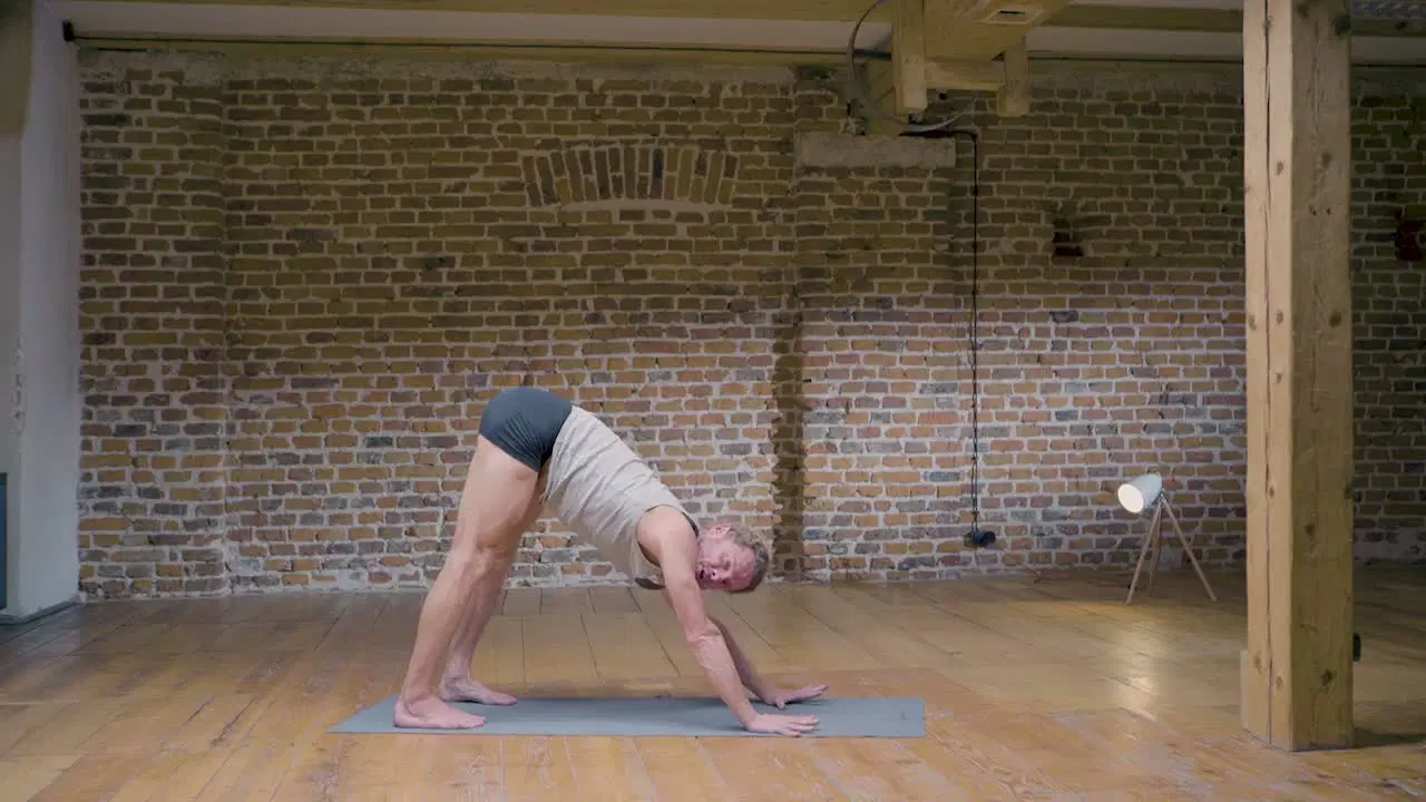 Kadr z treningu Joga Ashtanga Księżycowa Wielbłądy
