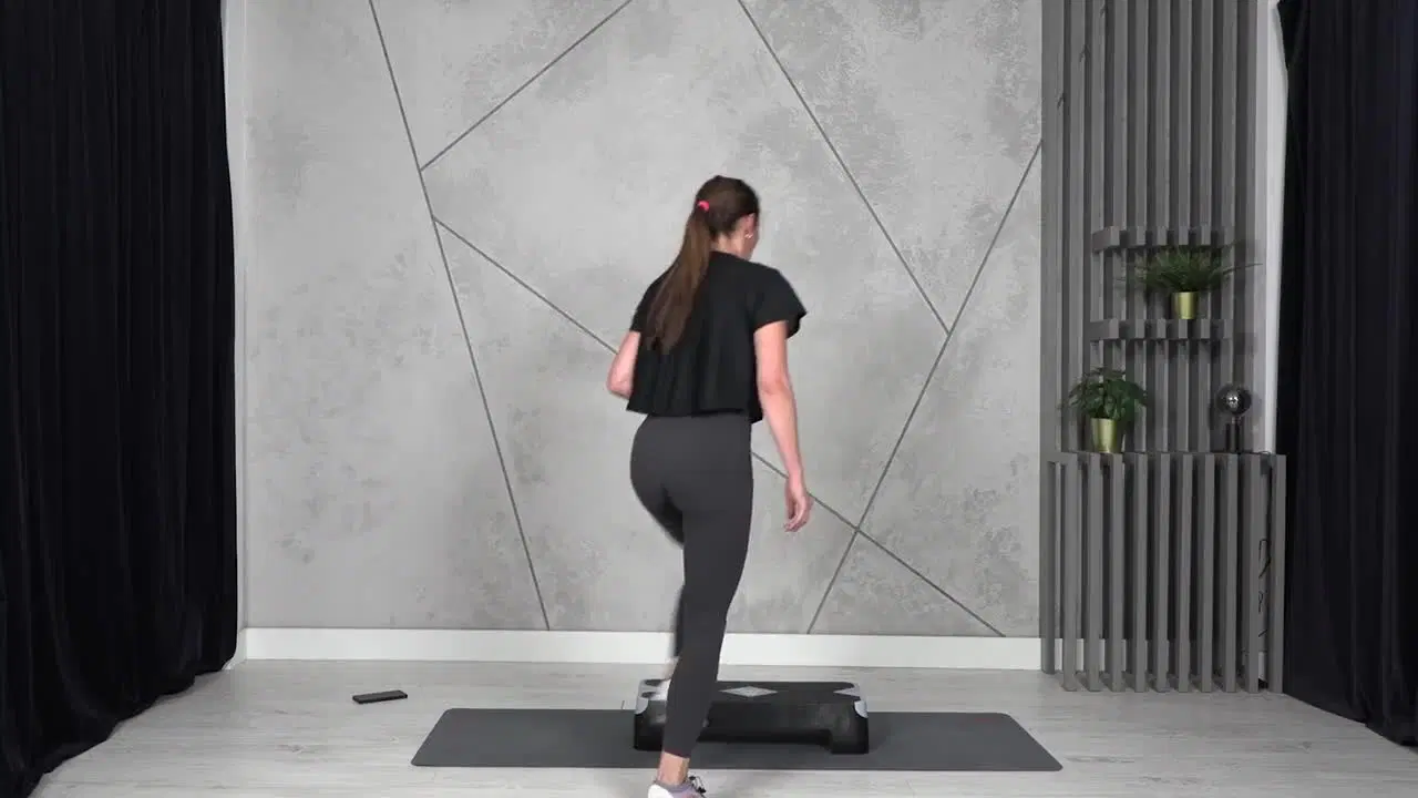 Kadr z treningu Cardio step z treningami z generatora - dynamiczne cardio
