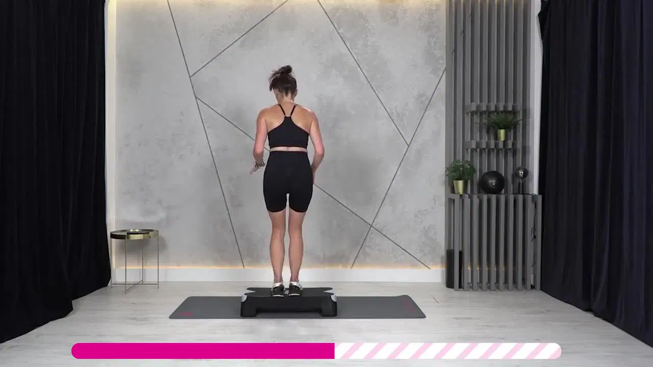 Kadr z treningu Cardio step w domu dla każdego - kondycja i koordynacja