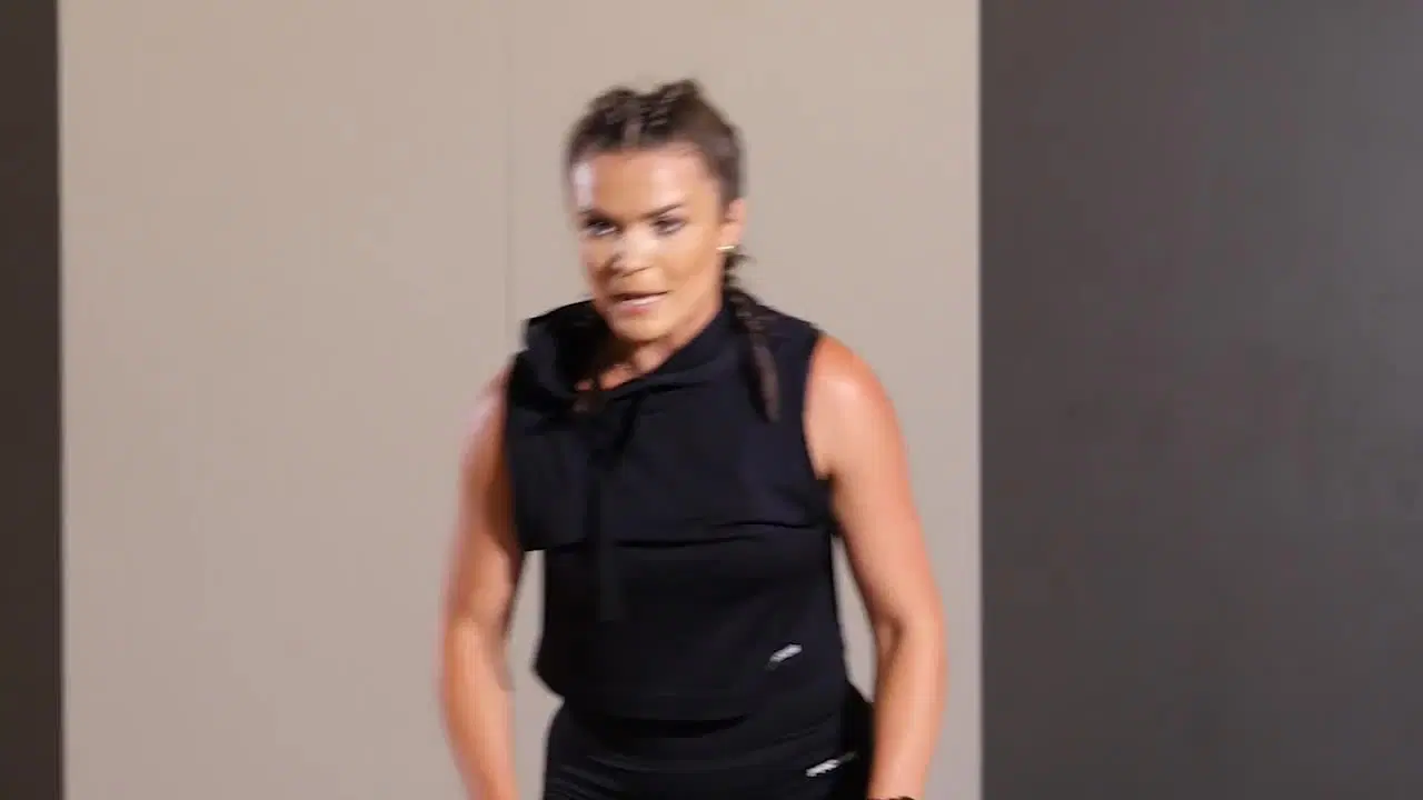 Kadr z treningu 5 zestawowy trening tabatowy z power bandem - tabata z kontrolą