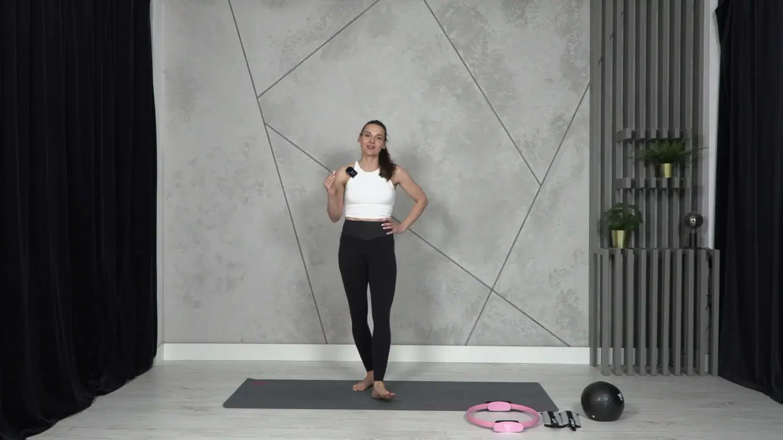 Kadr z treningu Pilates Flow: brzuch, talia, pośladki - stabilizacja w ruchu ze sprzętem