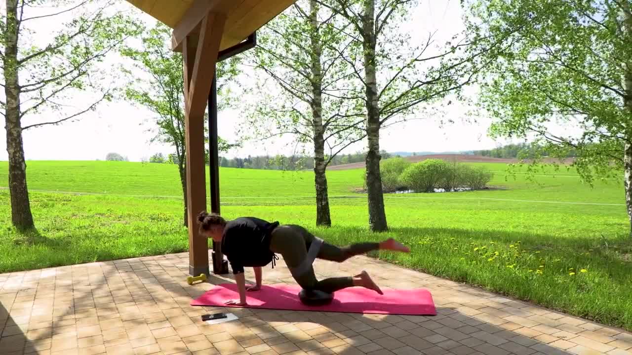 Kadr z treningu Cardio Killer połączone z bieganiem - cardio w równym tempie ze sprzętem