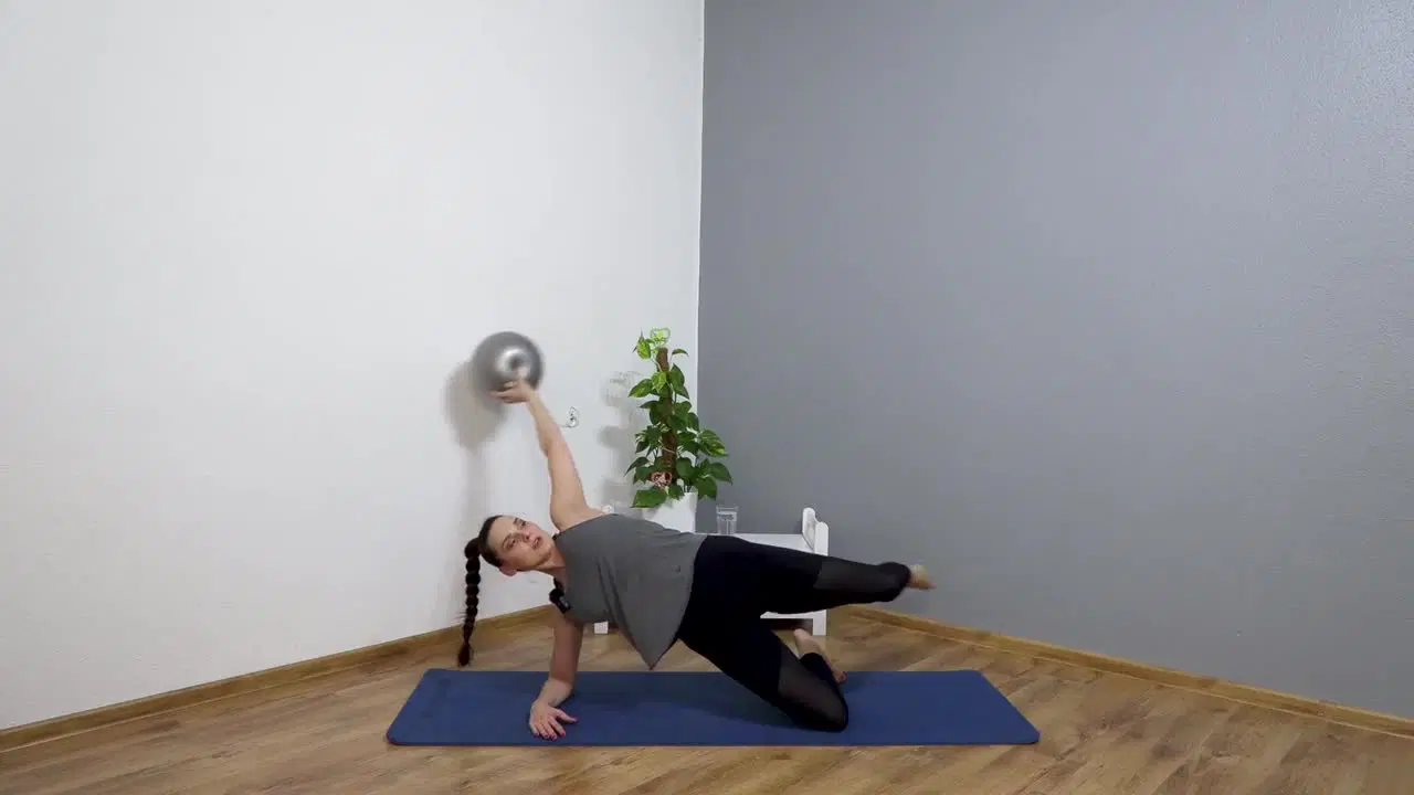 Kadr z treningu Pilates przy ścianie - smukłe ciało - mobilność i kontrola