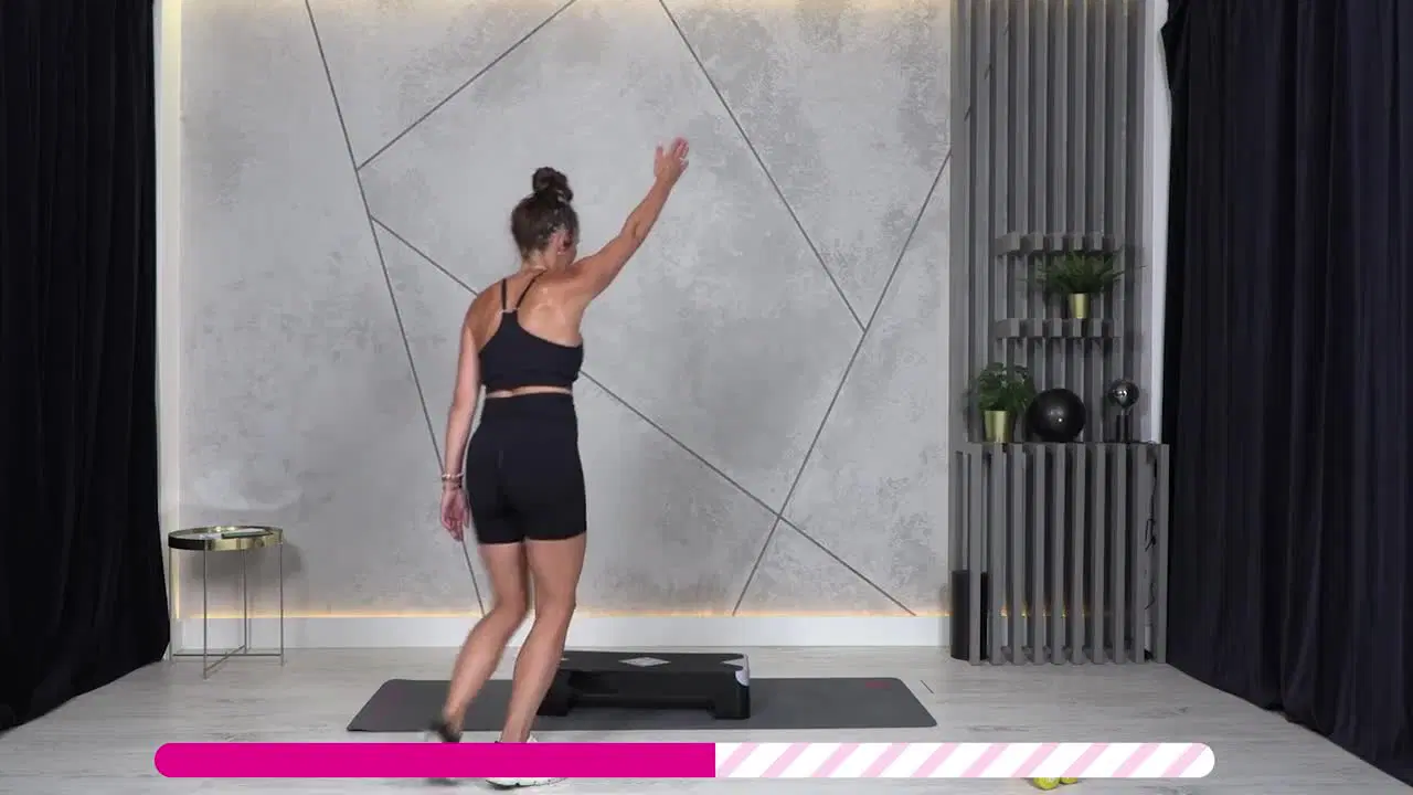 Kadr z treningu Cardio step w domu dla każdego - dynamiczne cardio
