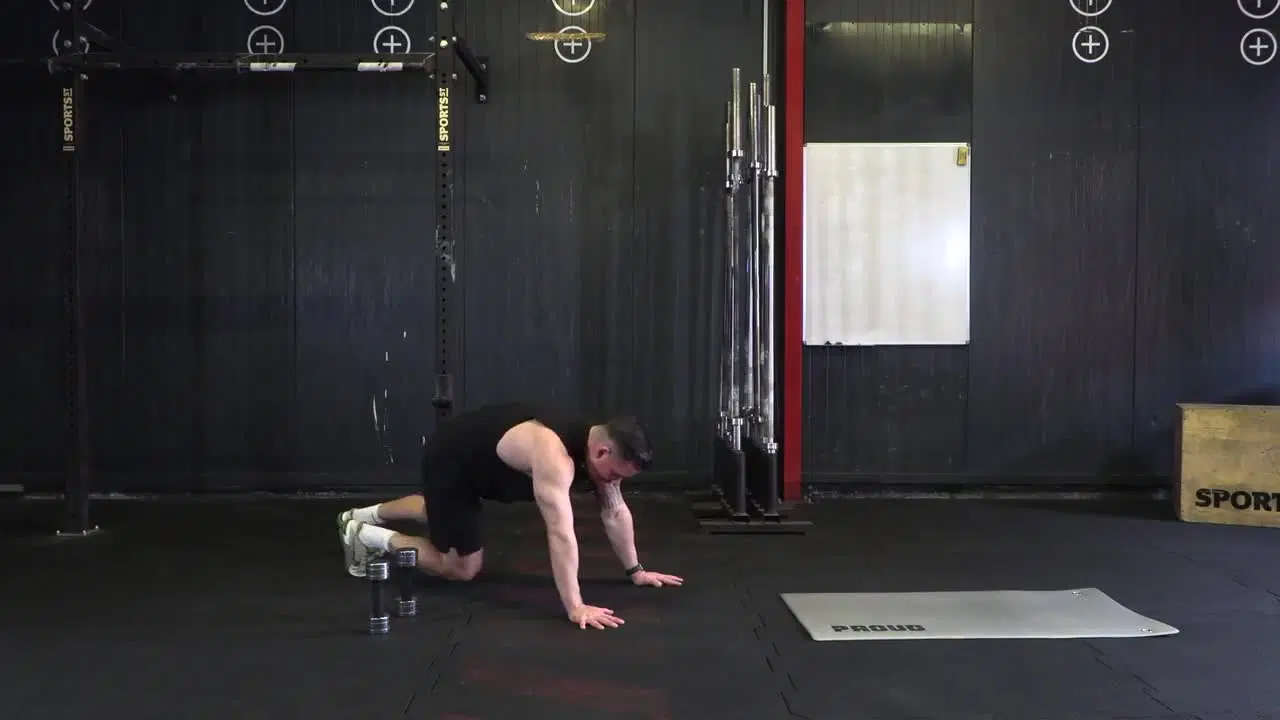 Kadr z treningu Crossfit: wytrzymałość i moc - całe ciało z ciężarkami