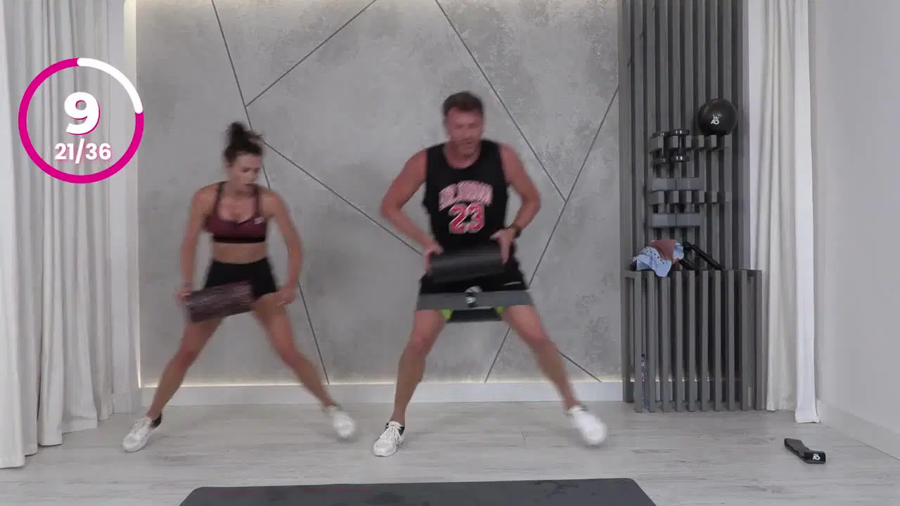 Kadr z treningu Cardio dla każdego - dynamiczne cardio z gumą hip band i rolką