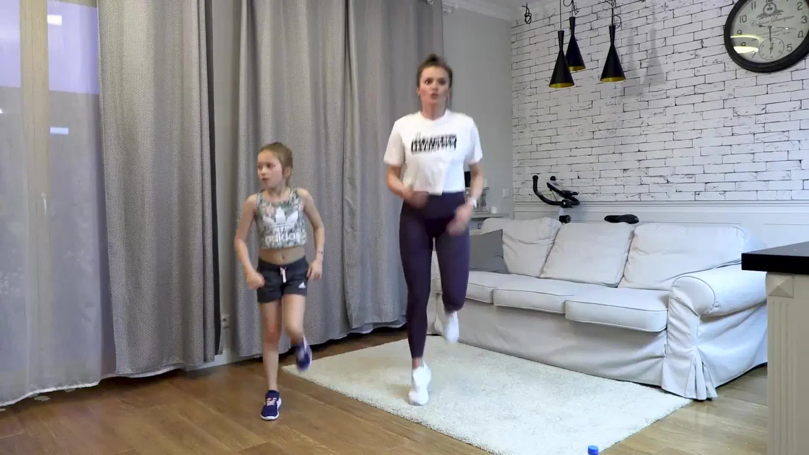 Kadr z treningu Trening cardio w domu bez sprzętu