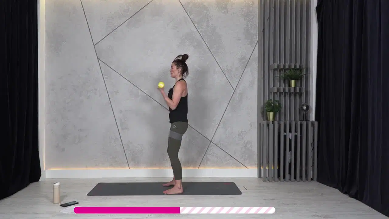 Kadr z treningu Projekt Slim Body 2025 - dynamiczne cardio z gumą hip band i ciężarkami