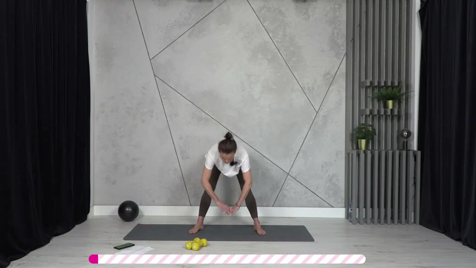Kadr z treningu Cardio + mocny core z piłeczką pilatesową - stabilny core