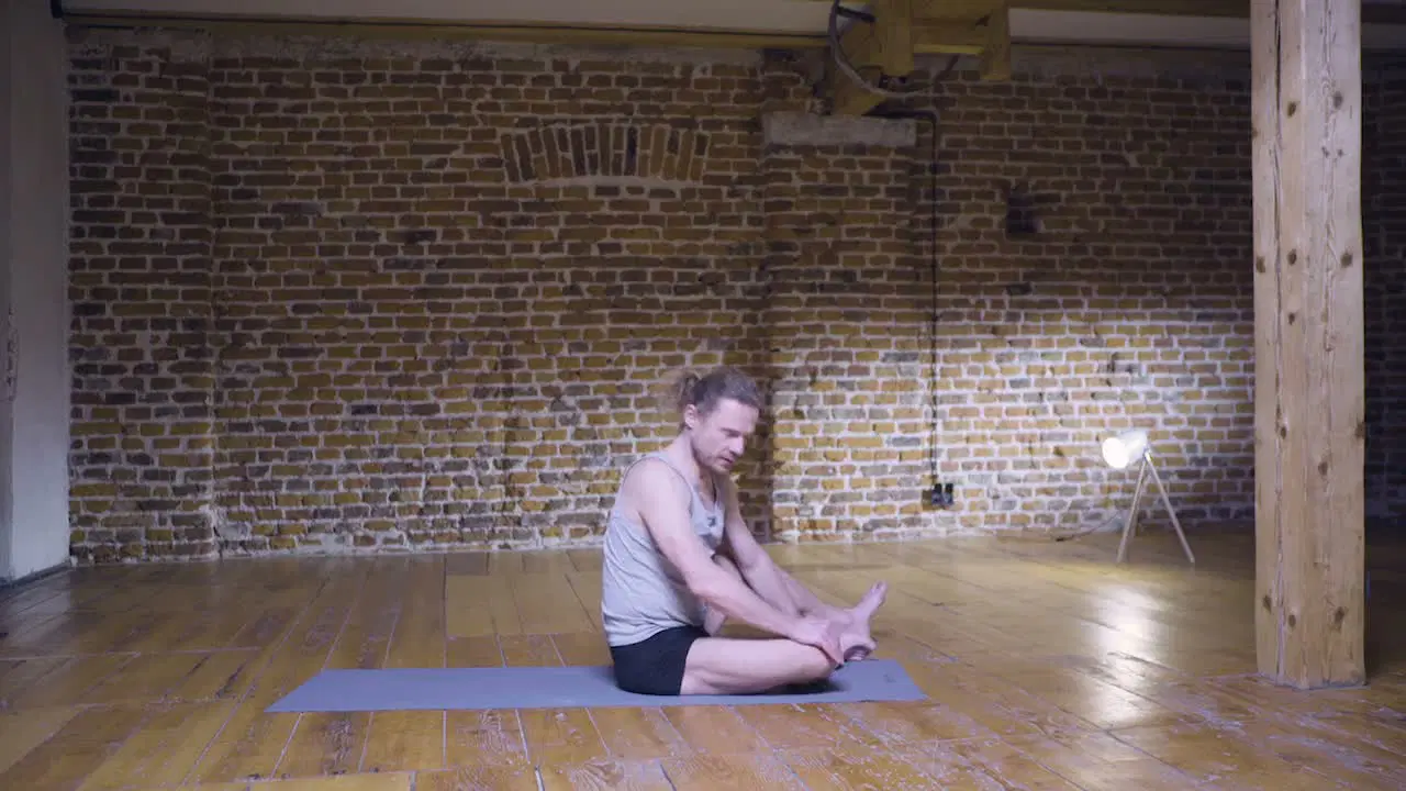 Kadr z treningu Joga Ashtanga Księżycowa Vajrasana