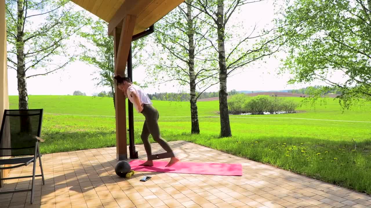 Kadr z treningu Cardio Killer połączone z bieganiem - dynamiczne cardio ze sprzętem