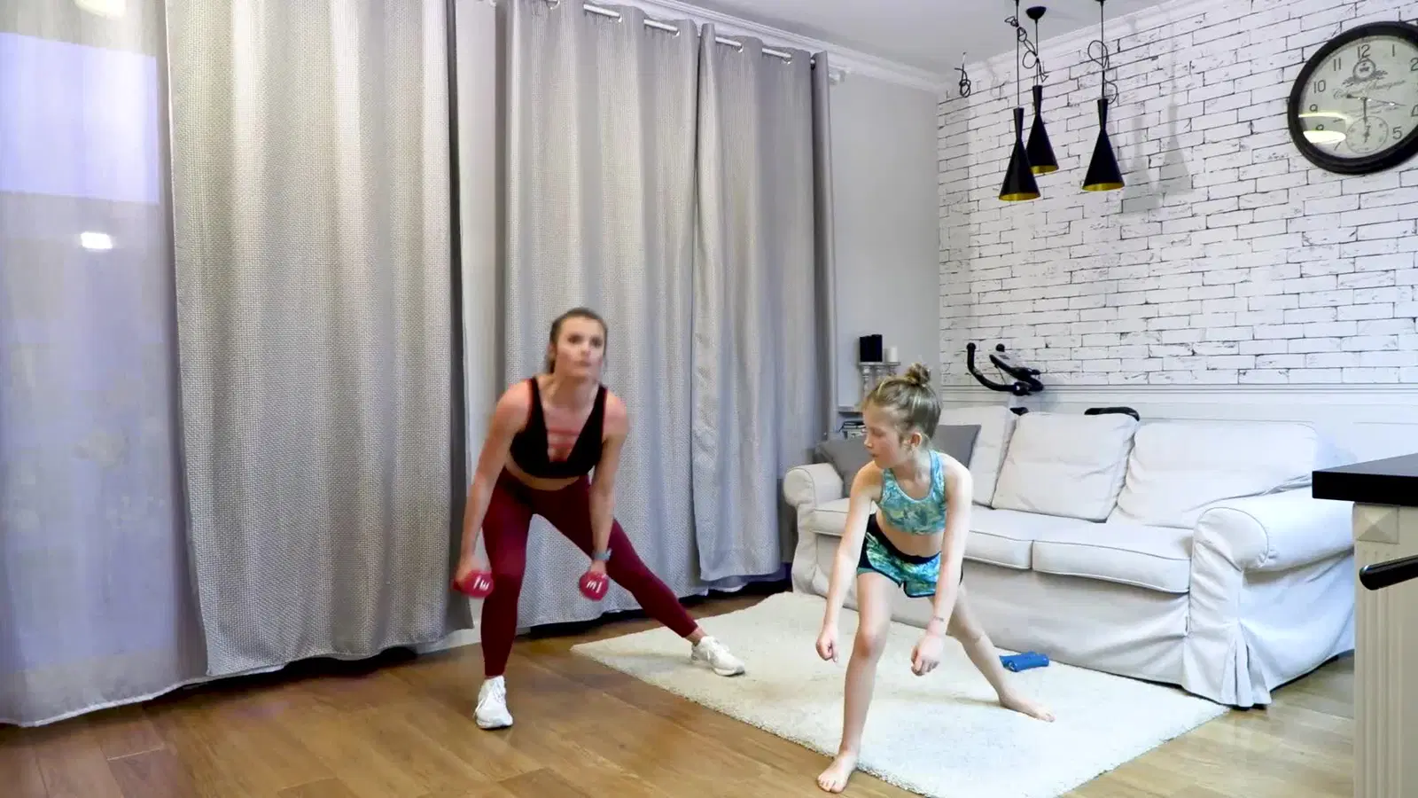 Kadr z treningu Trening cardio w domu z ciężarkami